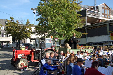 Wir feiern IN DER KIRCHE! Open-Air-Gottesdienst zum Bauern- & Ökomarkt am 25.09., 10:00 Uhr